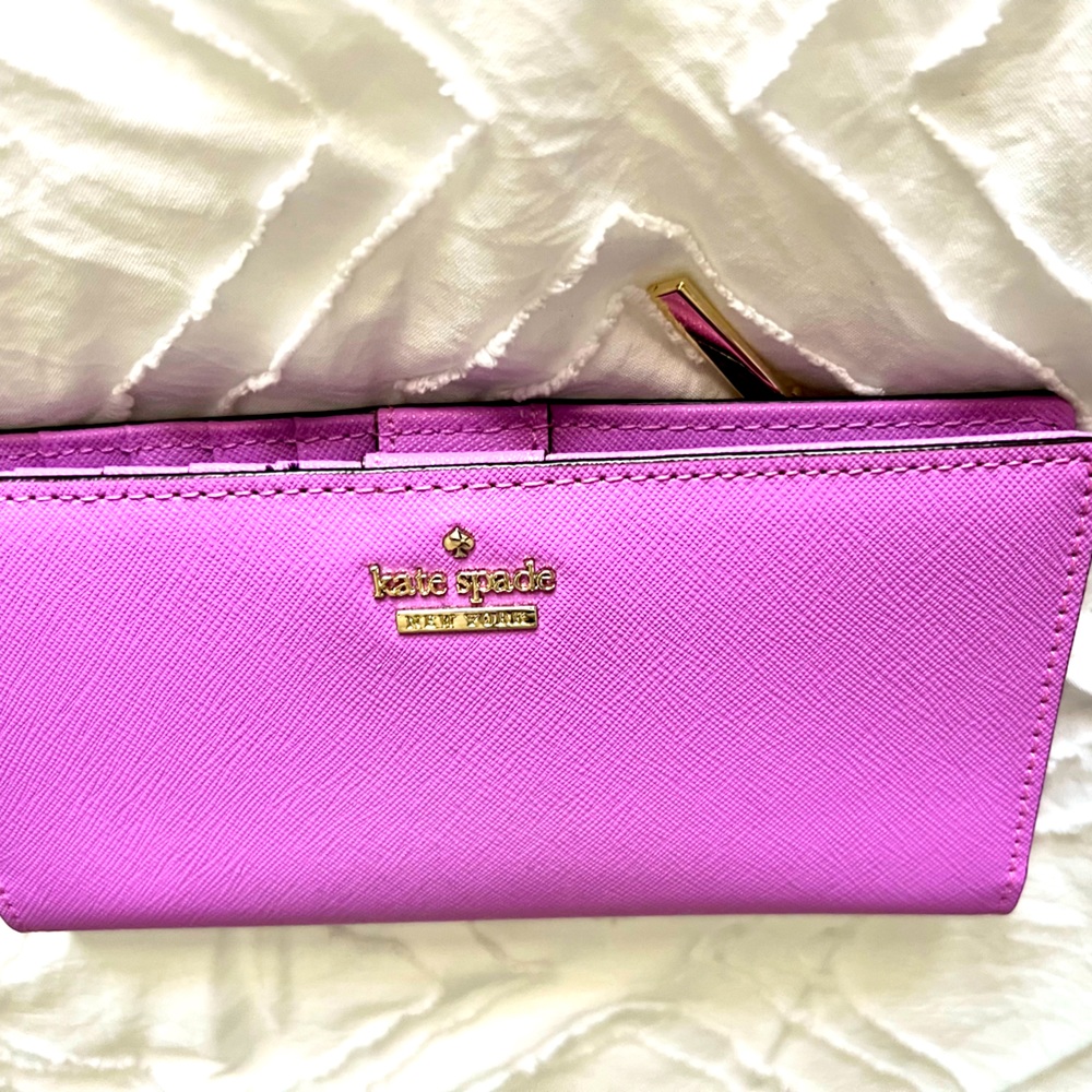 Kate Spade wallet. New without tags. Never used. Excellent condition.